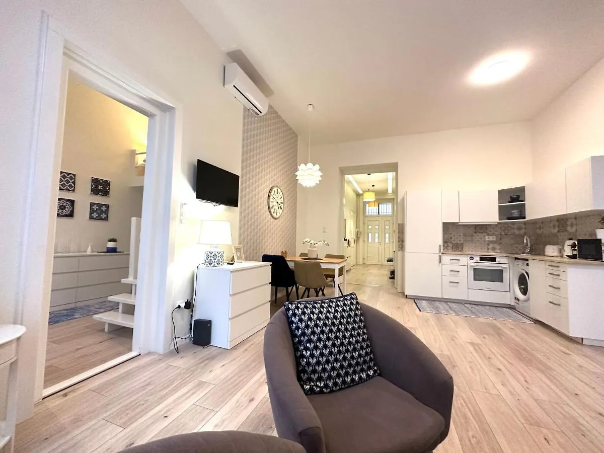 Apartmán Luxury Huge Apartman - 92M2 - 3 Bedrooms - 3 Air Conditioners - Free Garage!!! Budapešť