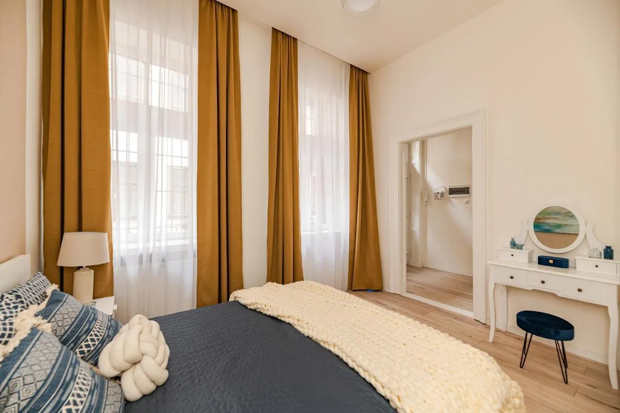 Apartment Luxury Huge Apartman - 92M2 - 3 Bedrooms - 3 Air Conditioners - Free Garage!!! Budapest