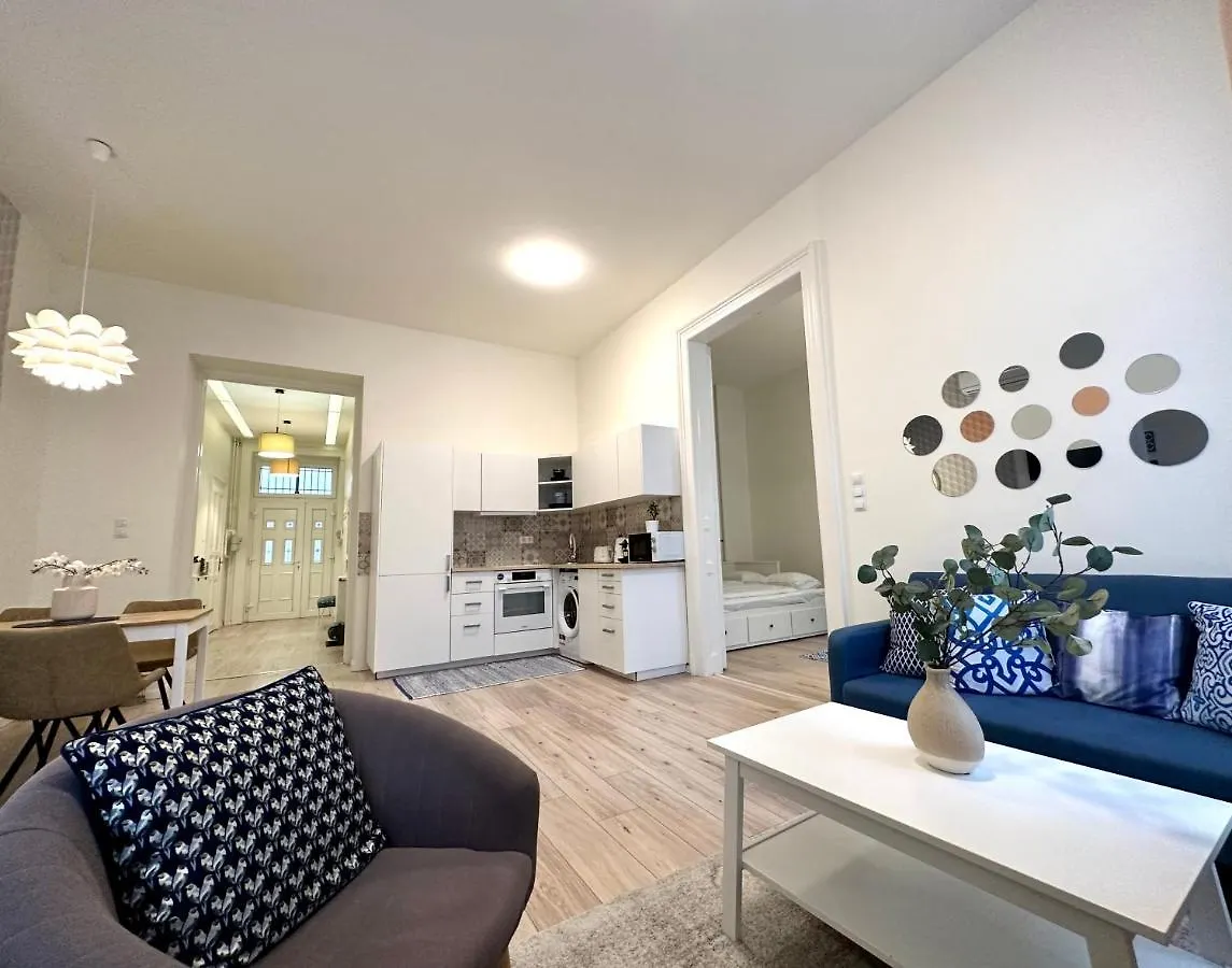 Luxury Huge Apartman - 92M2 - 3 Bedrooms - 3 Air Conditioners - Free Garage!!! Budapest 0*,  Hungary