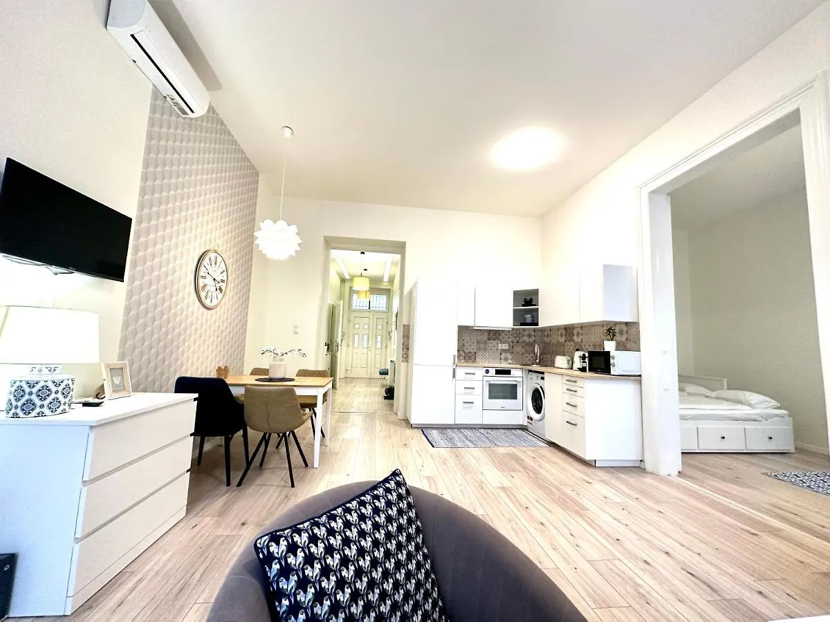 Luxury Huge Apartman - 92M2 - 3 Bedrooms - 3 Air Conditioners - Free Garage!!! Budapest 0*,