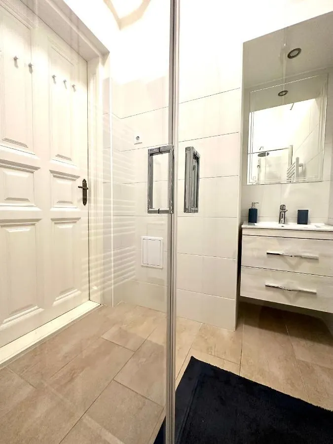 Luxury Huge Apartman - 92M2 - 3 Bedrooms - 3 Air Conditioners - Free Garage!!! Budapest Hungary
