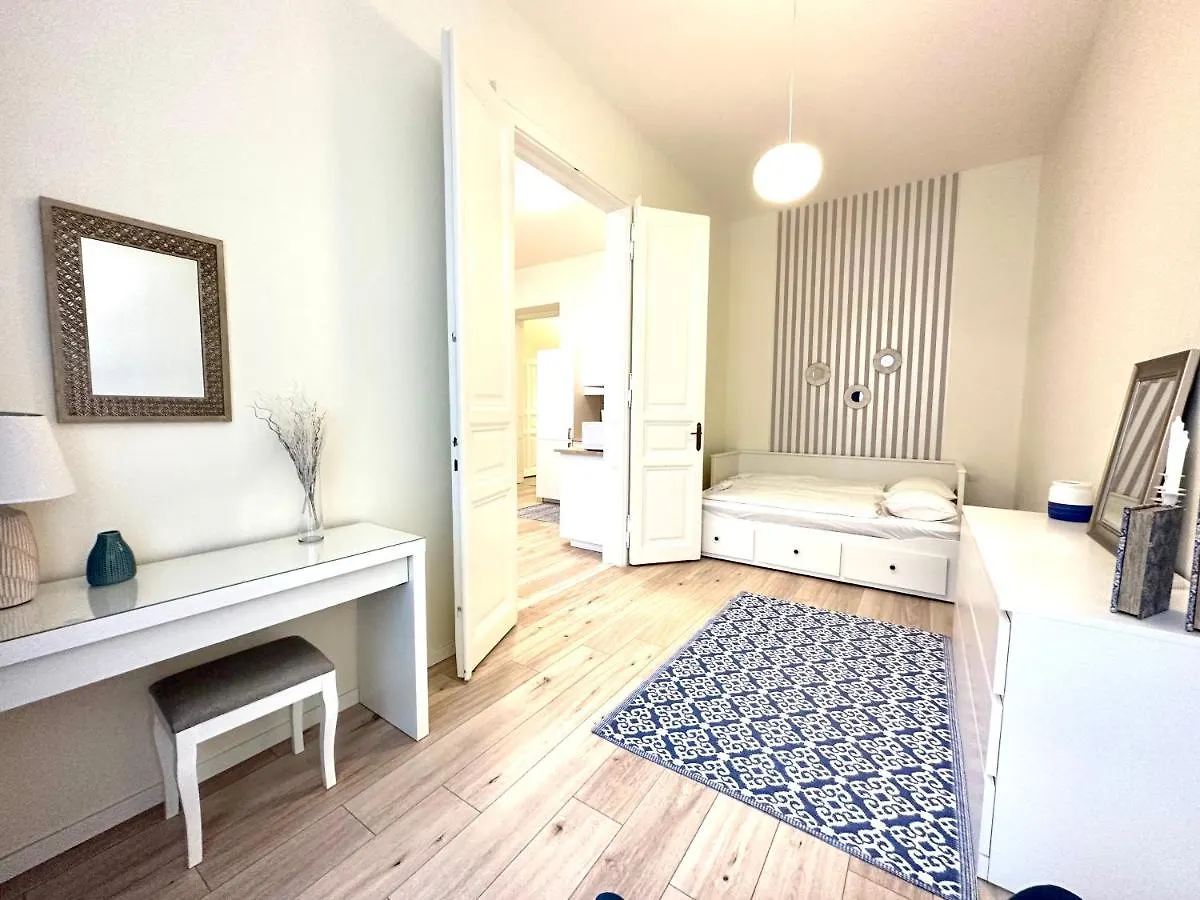 Luxury Huge Apartman - 92M2 - 3 Bedrooms - 3 Air Conditioners - Free Garage!!! Budapest 0*,