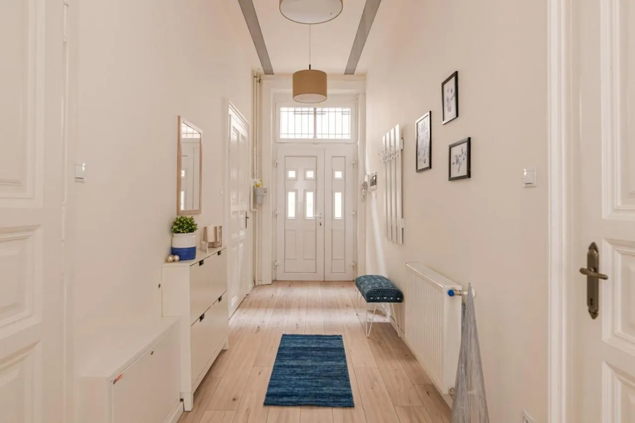 Luxury Huge Apartman - 92M2 - 3 Bedrooms - 3 Air Conditioners - Free Garage!!! Budapest 0*,  Hungary