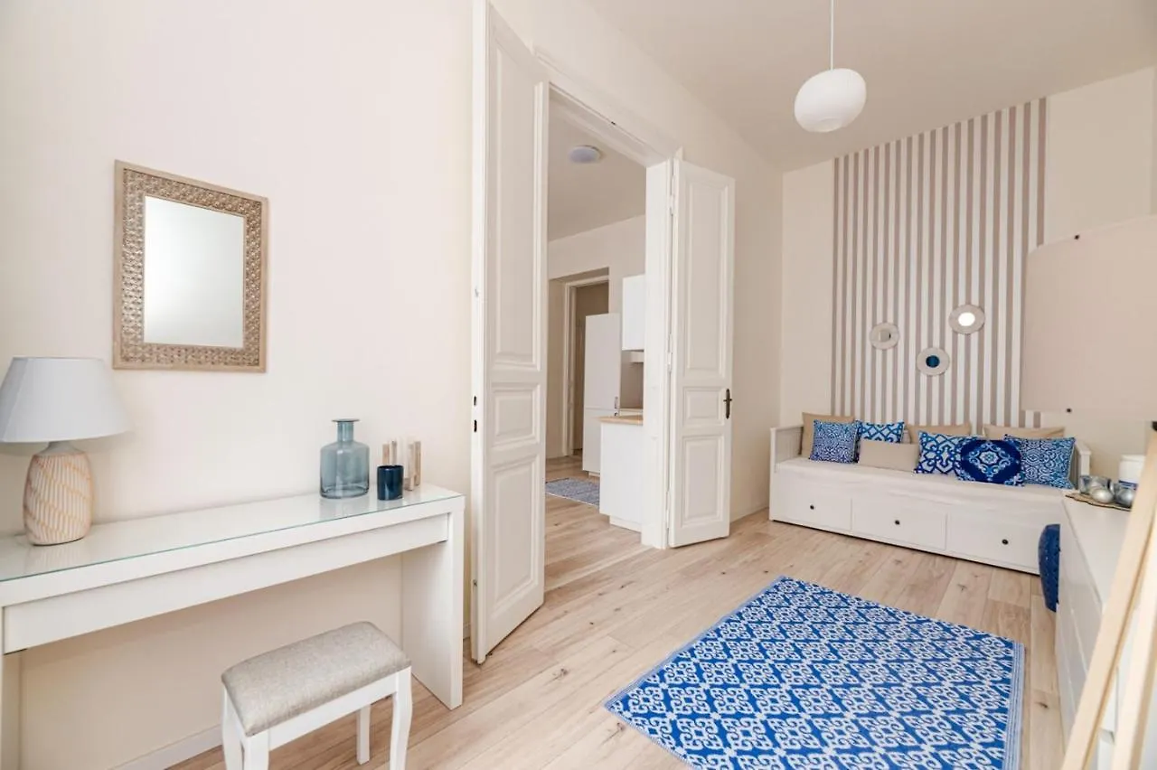 Luxury Huge Apartman - 92M2 - 3 Bedrooms - 3 Air Conditioners - Free Garage!!! Budapest 0*,  Hungary