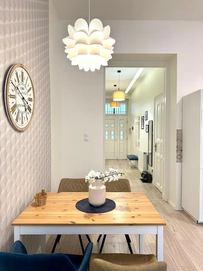 Luxury Huge Apartman - 92M2 - 3 Bedrooms - 3 Air Conditioners - Free Garage!!! Budapest Apartment