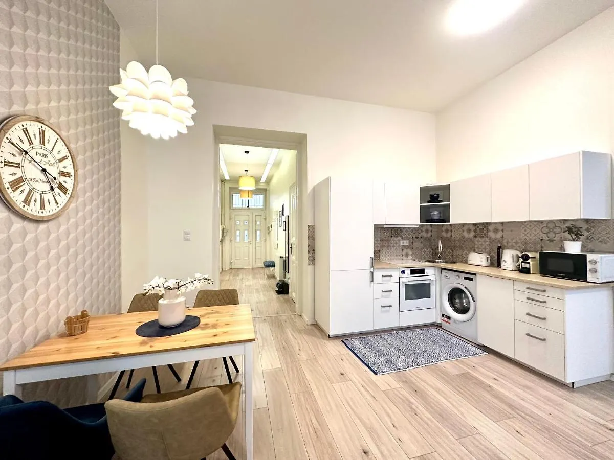 Apartment Luxury Huge Apartman - 92M2 - 3 Bedrooms - 3 Air Conditioners - Free Garage!!! Budapest